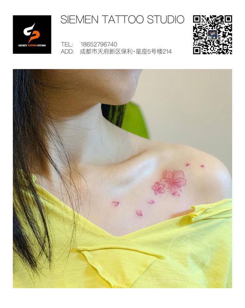 桃花纹身图片_肩部水彩桃花纹身图案