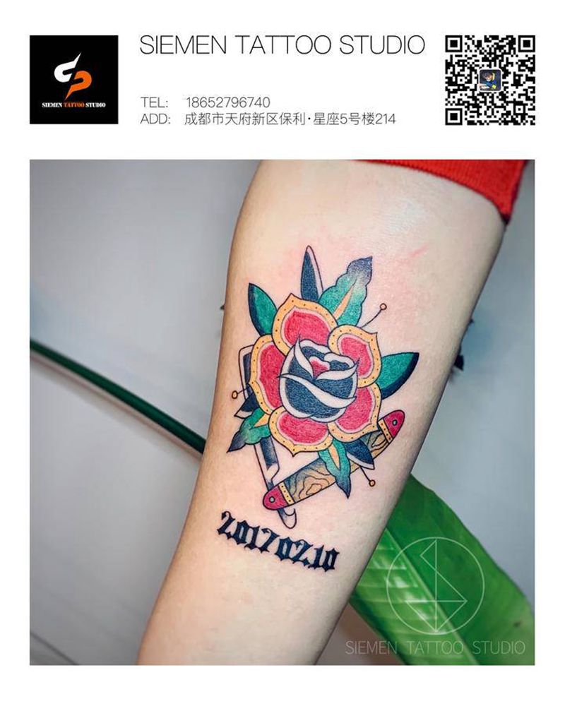 剃刀纹身图片_手臂Old School水彩花剃刀纹身图案