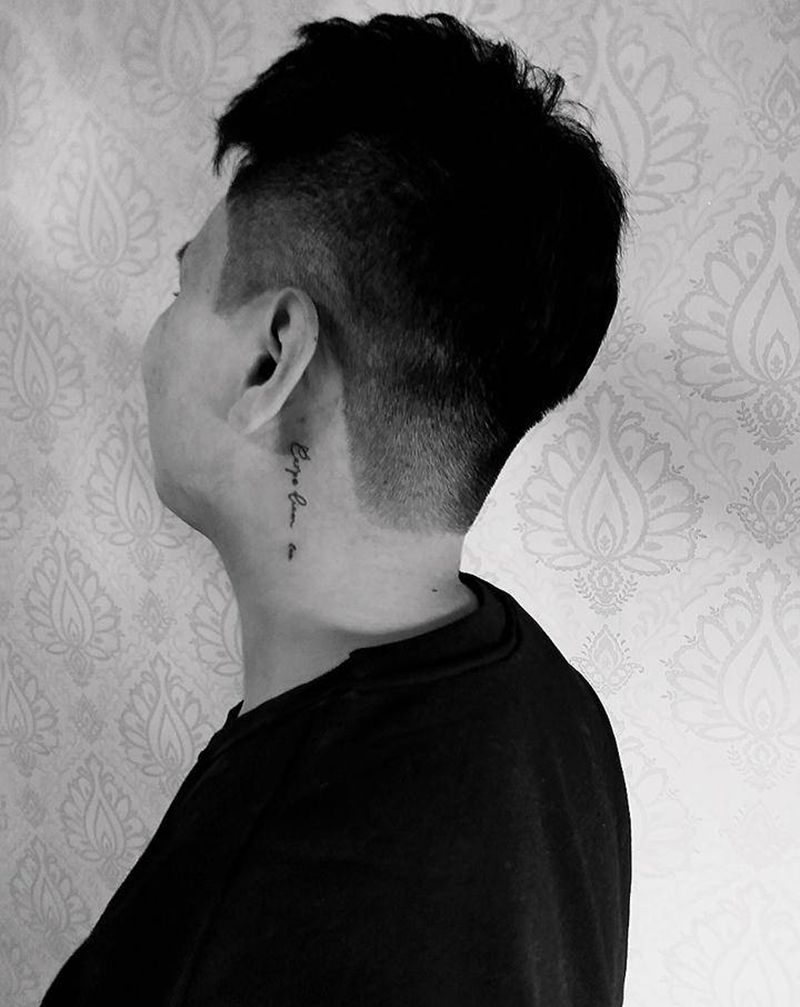 情侣耳后纹身图片_颈部纹身图案