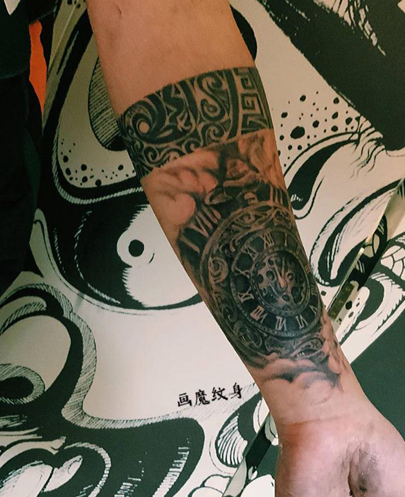 娃娃时钟纹身图片_手臂欧美写实纹身图案