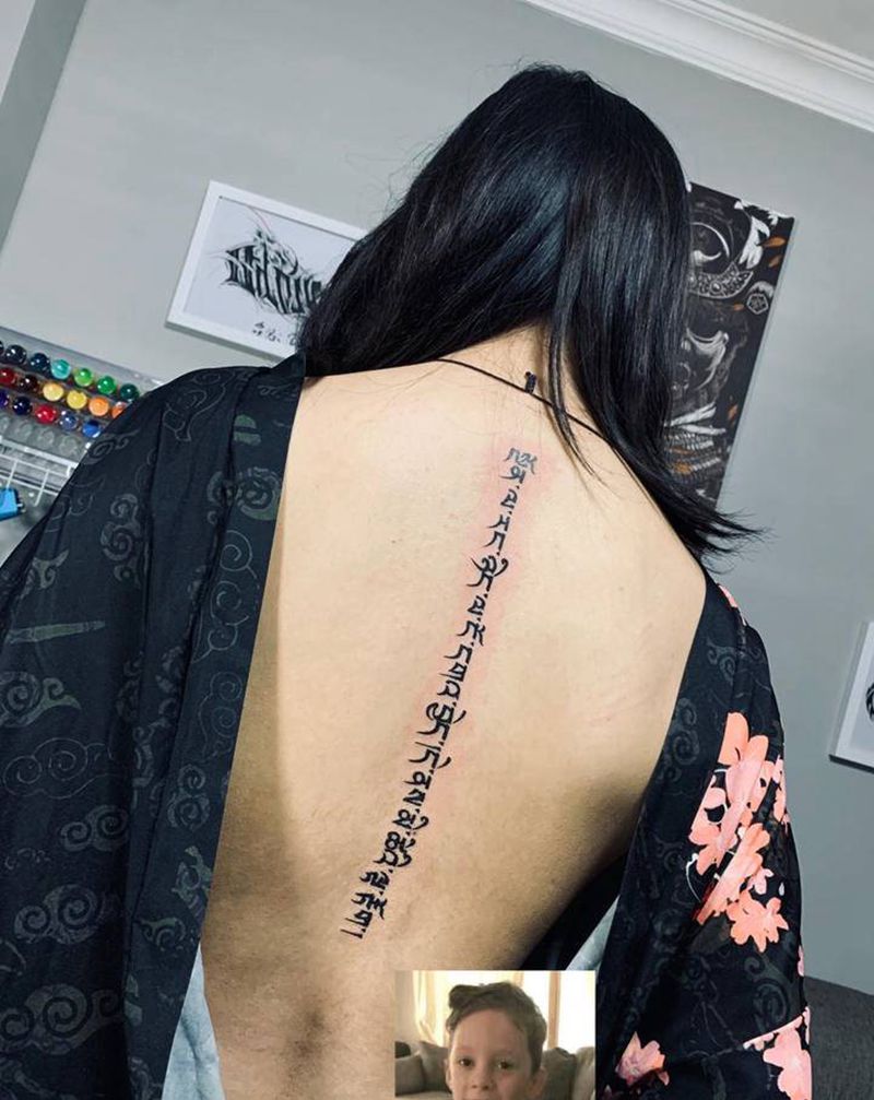 先取悦自己再照顾人生纹身图片_背部藏文纹身图案