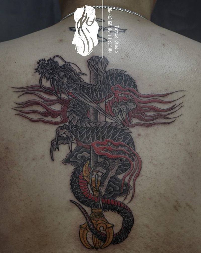 俱利伽罗纹身图片_背部老传统纹身图案