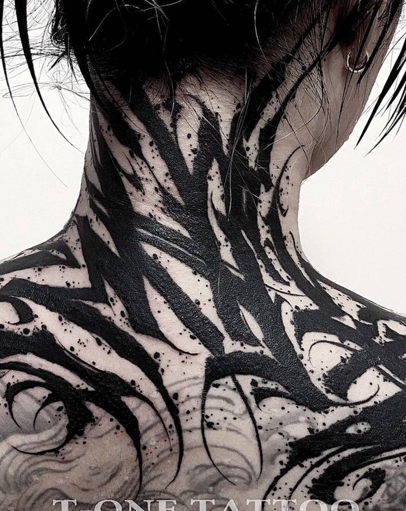 T-one纹身图片_颈部背部花体字纹身图案