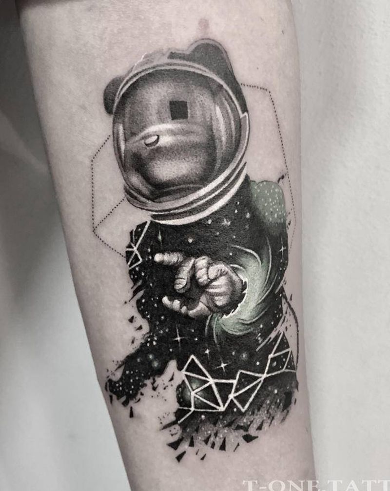 T-one纹身图片_手臂欧美写实太空人纹身图案