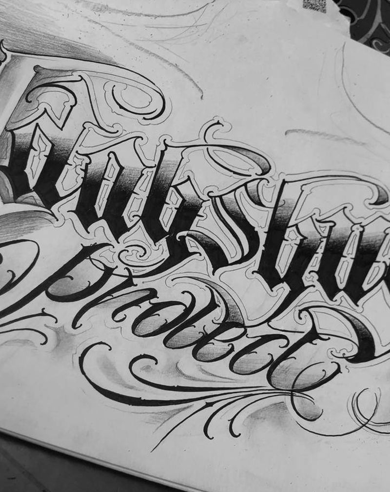 手稿纹身图片_胸部花体字欧美写实纹身图案