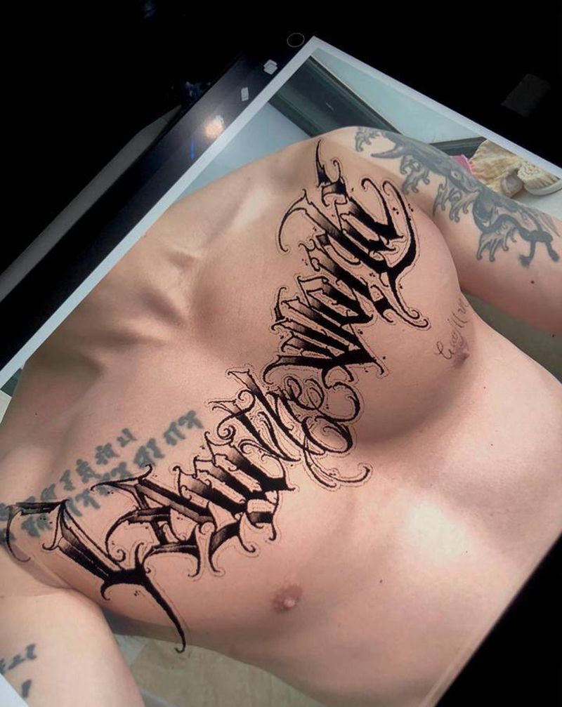 手稿纹身图片_胸部欧美写实花体字纹身图案