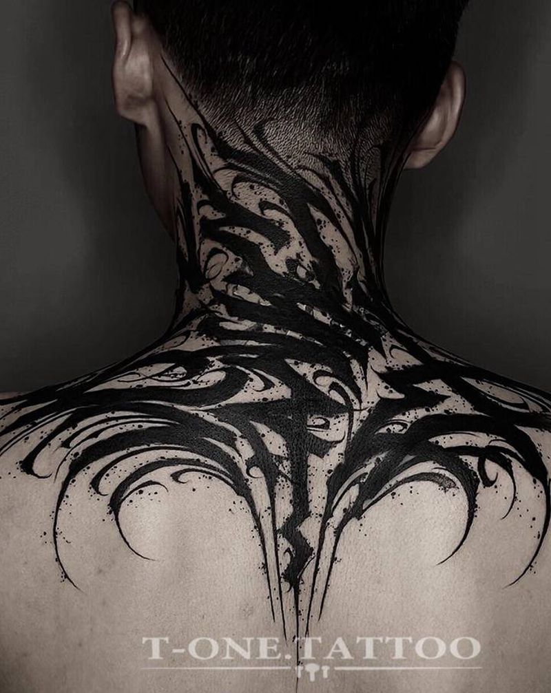 T-one纹身图片_背部花体字遮盖纹身图案