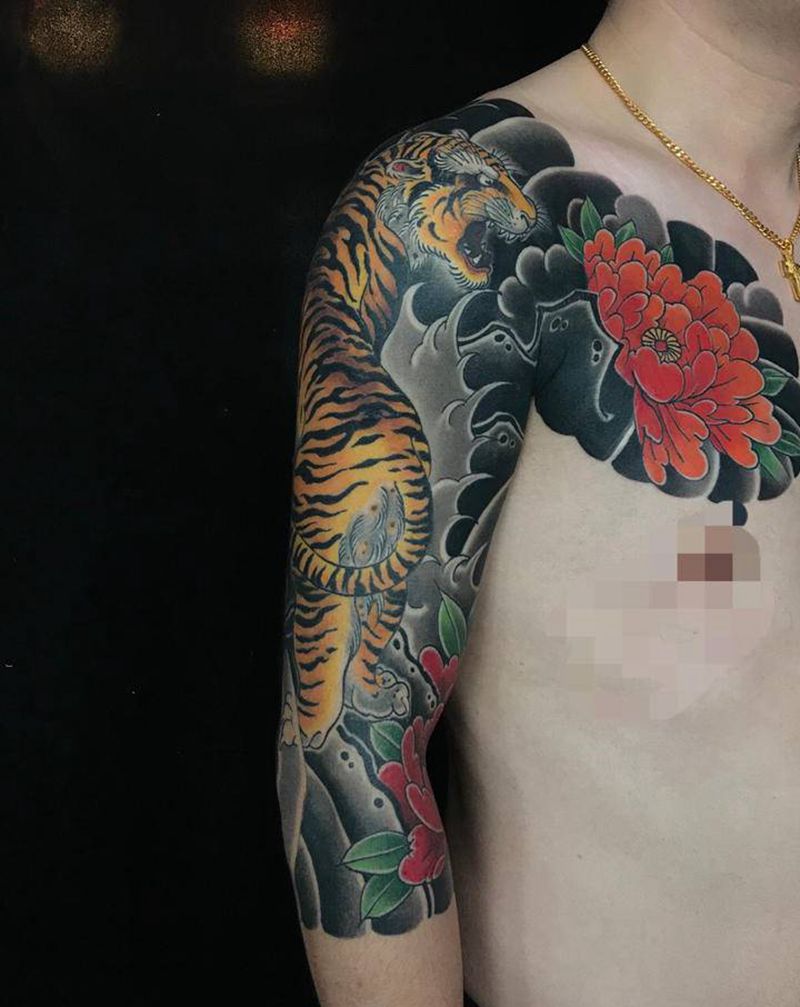 老虎半胛七分袖纹身图片_手臂胸部老传统老虎牡丹玫瑰纹身图案