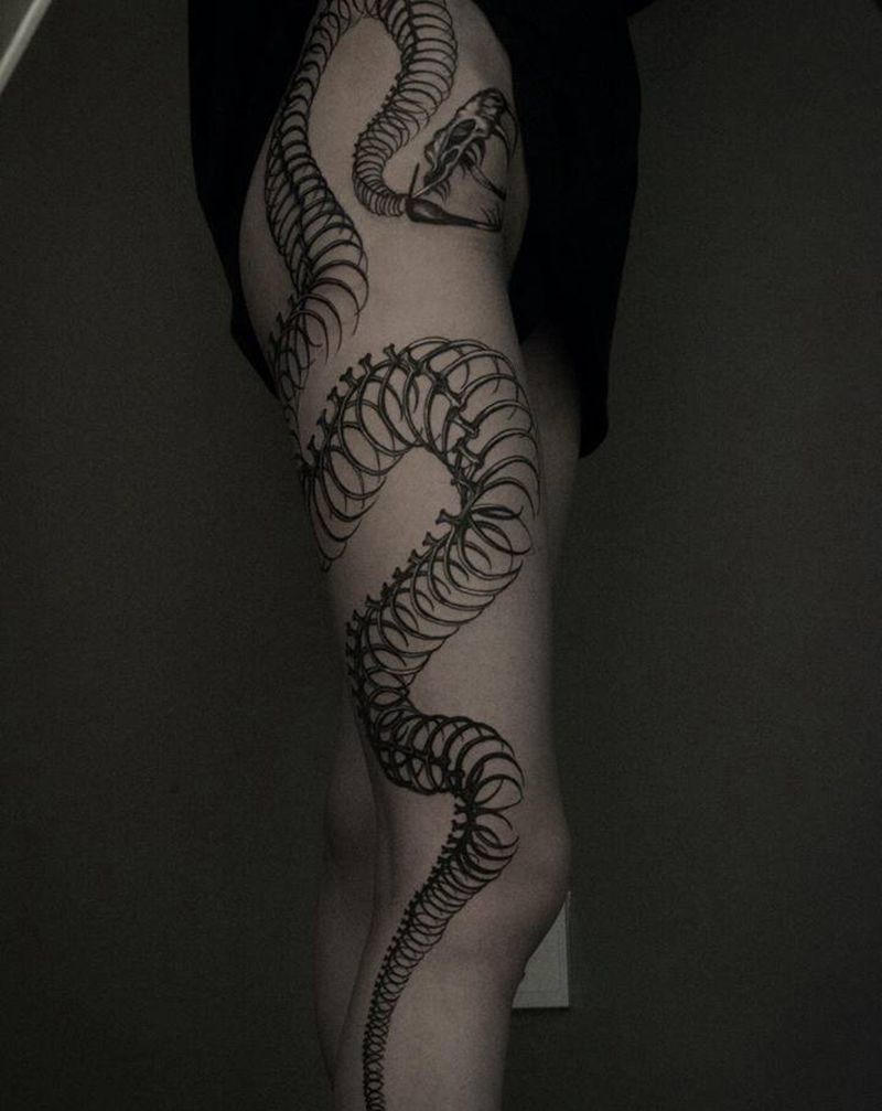 蛇骨纹身图片_腿部欧美写实蛇蛇骨纹身图案
