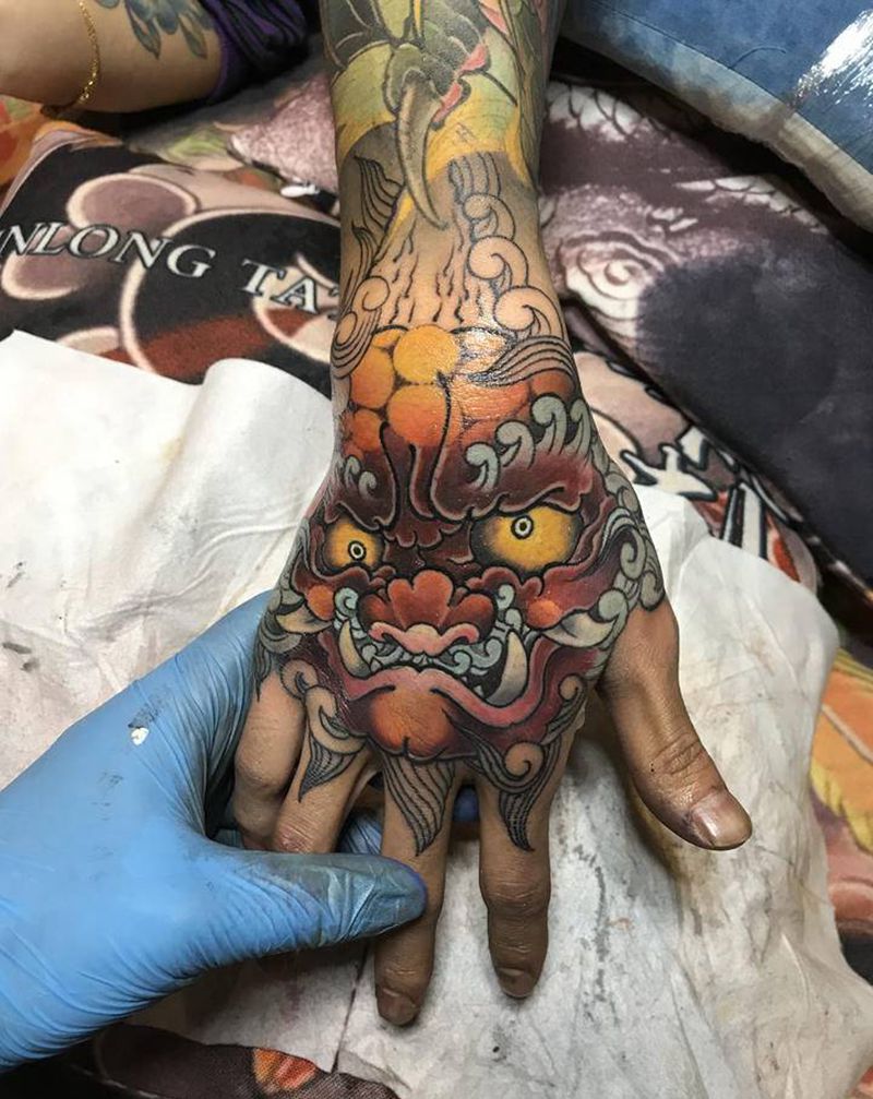 手背唐狮纹身图片_手部新传统唐狮纹身图案