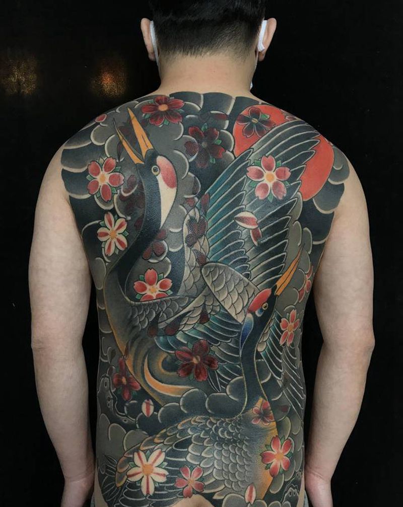 满背遮盖纹身图片_背部老传统鹤樱花纹身图案