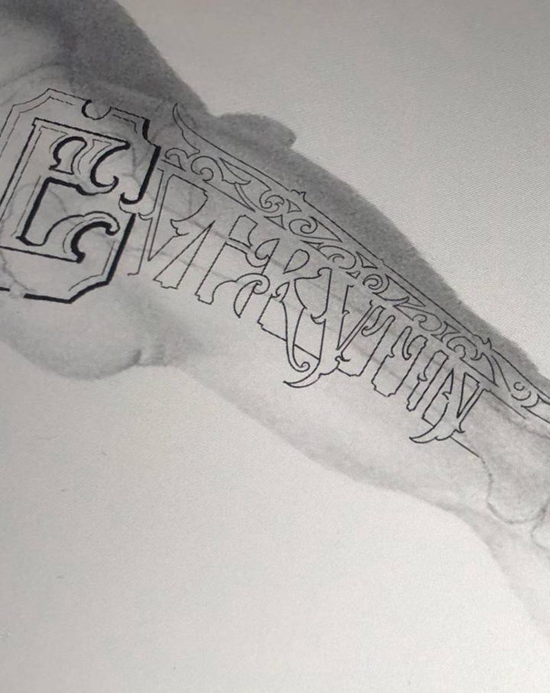 手稿ing纹身图片_腿部花体字欧美写实纹身图案