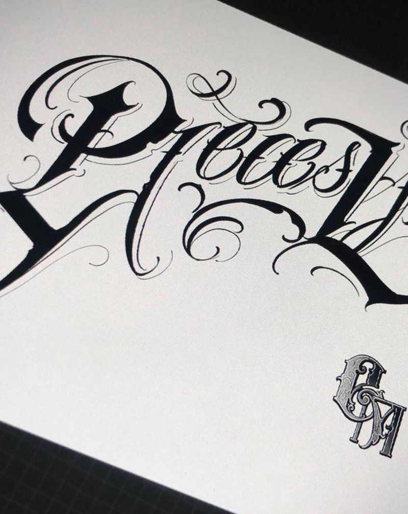 客稿纹身图片_手臂花体字纹身图案