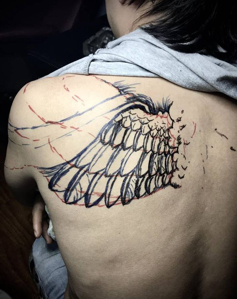 小翅膀纹身图片_背部肩部新传统欧美写实翅膀肩膀纹身图案