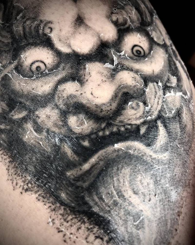 唐狮纹身图片_腿部手部新传统点刺唐狮纹身图案