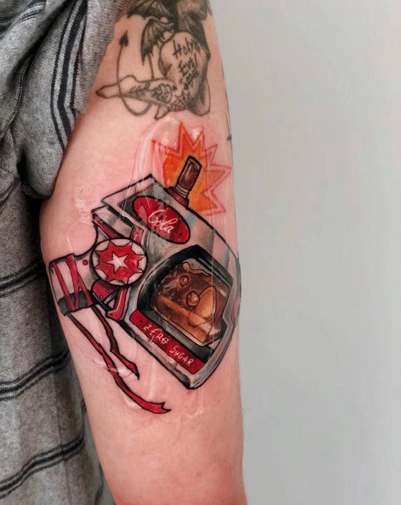 可乐发射器纹身图片_手部New School可口可乐手枪纹身图案