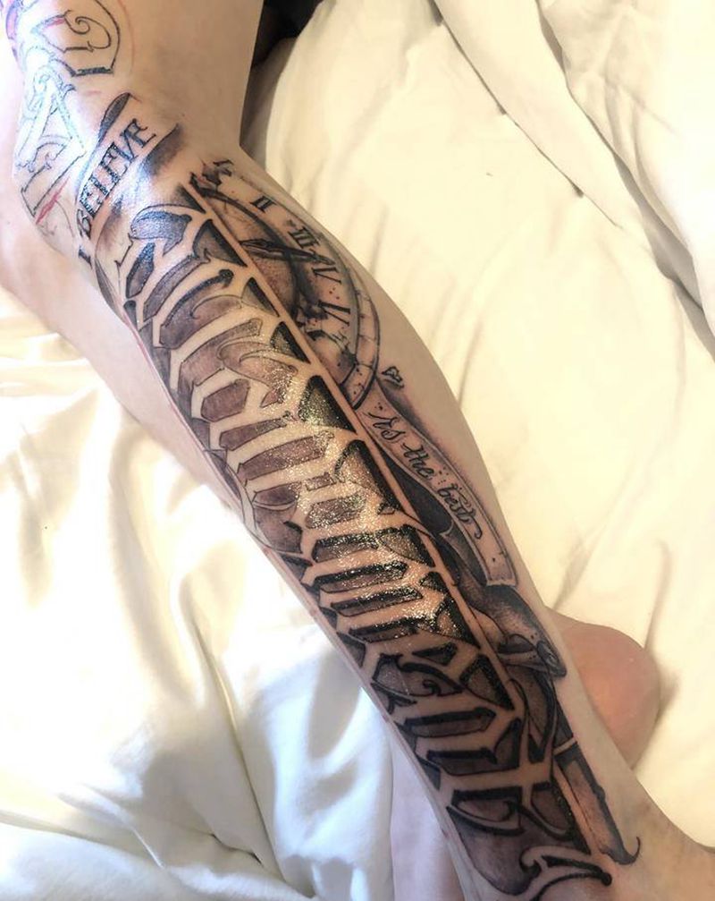 花腿 进行中纹身图片_腿部花体字欧美写实纹身图案