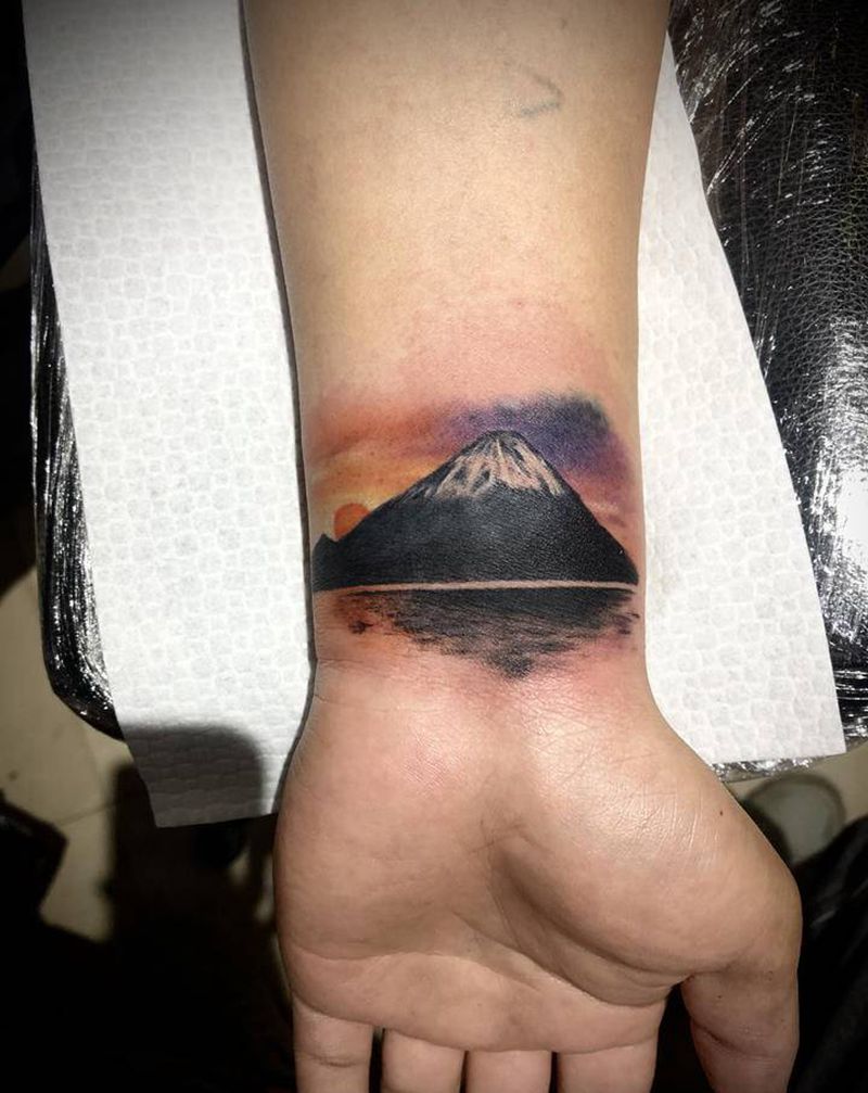 遮盖纹身图片_手臂手部欧美写实水彩遮盖富士山彩色纹身图案