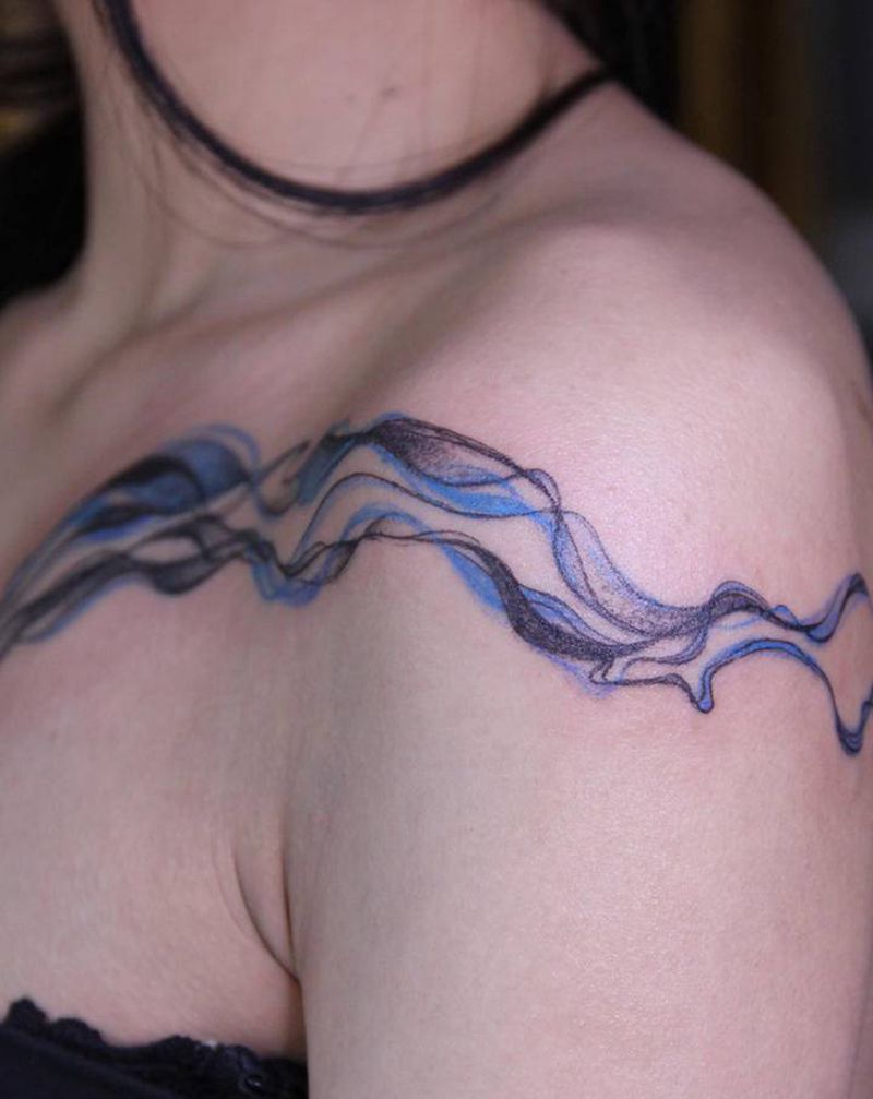 旧纹身遮盖纹身图片_肩部点刺抽象意识流海浪纹身图案