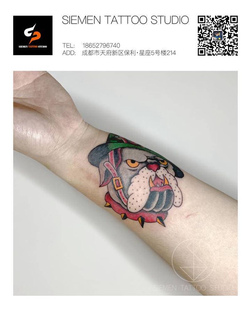 狗纹身图片_手臂Old School狗狗纹身图案