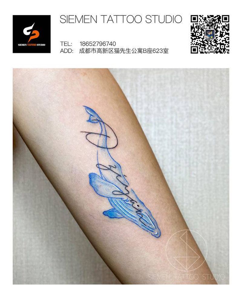 鲸鱼+名字纹身图片_手臂花体字水彩鲸鱼孩子名字纹身图案