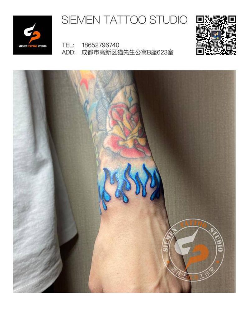 蓝色火焰纹身图片_手臂手部New School水彩蓝色火焰手环纹身图案