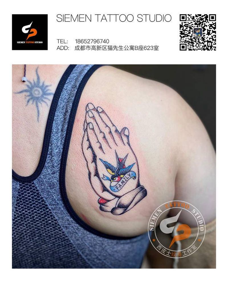 祈祷之手纹身图片_背部肩部Old School上帝之手祈祷之手家庭纹身图案