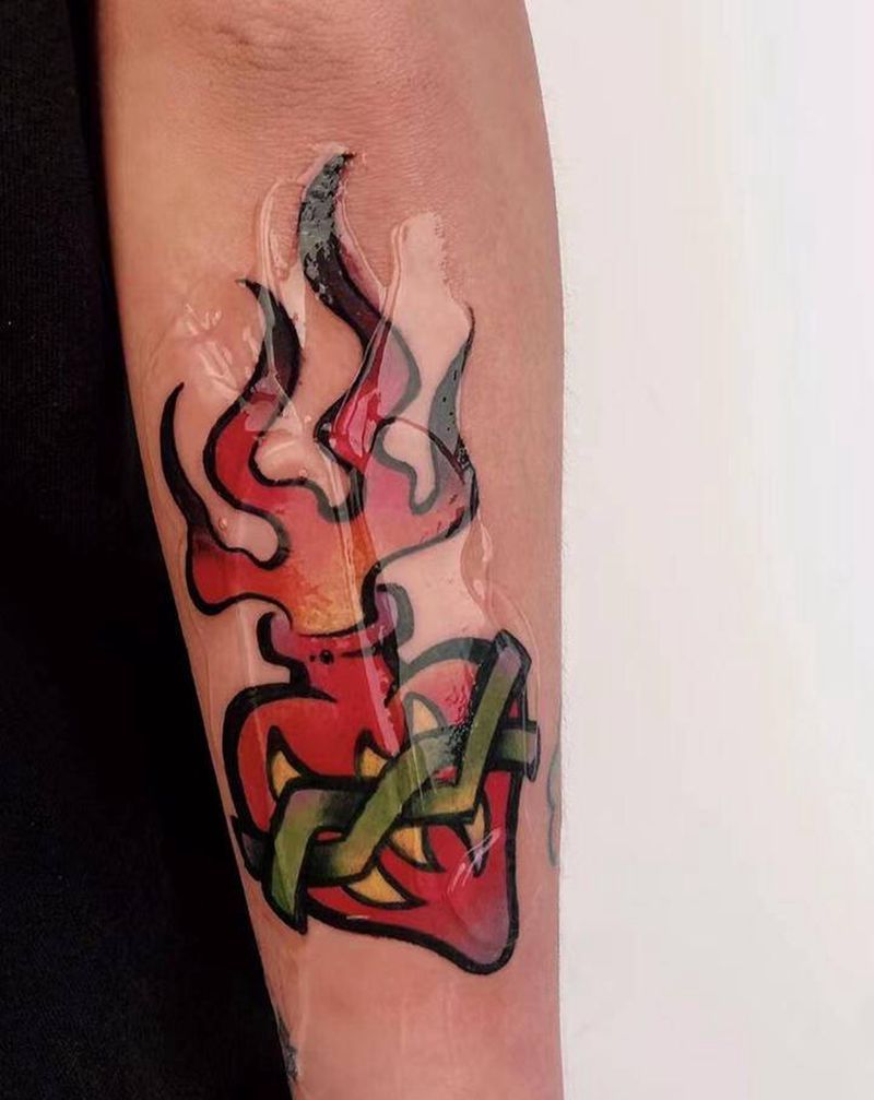 火焰爱心荆棘纹身图片_手臂Old School火焰爱心荆棘纹身图案