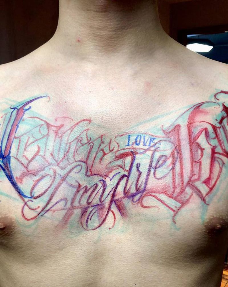 花体字花胸纹身图片_胸部花体字欧美写实纹身图案