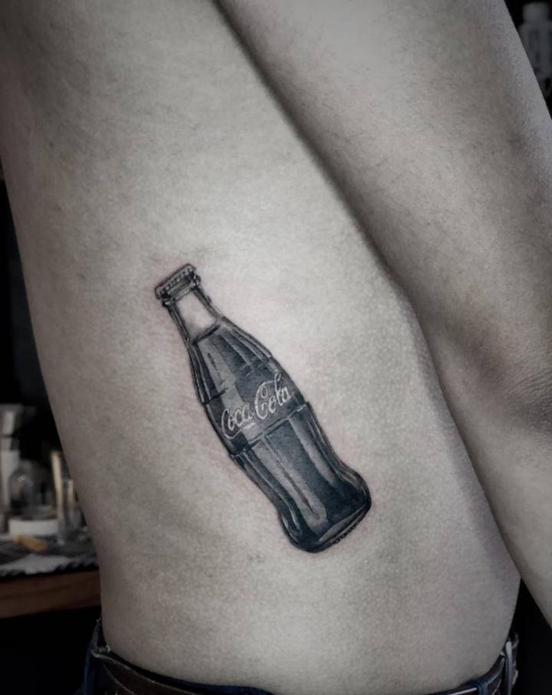 可口可乐纹身图片_腰部欧美写实纹身图案