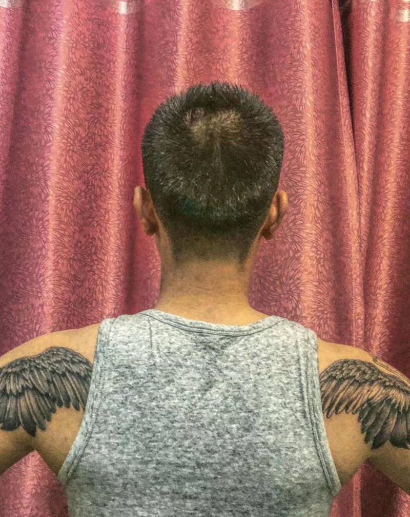 翅膀纹身图片_肩部背部纹身图案