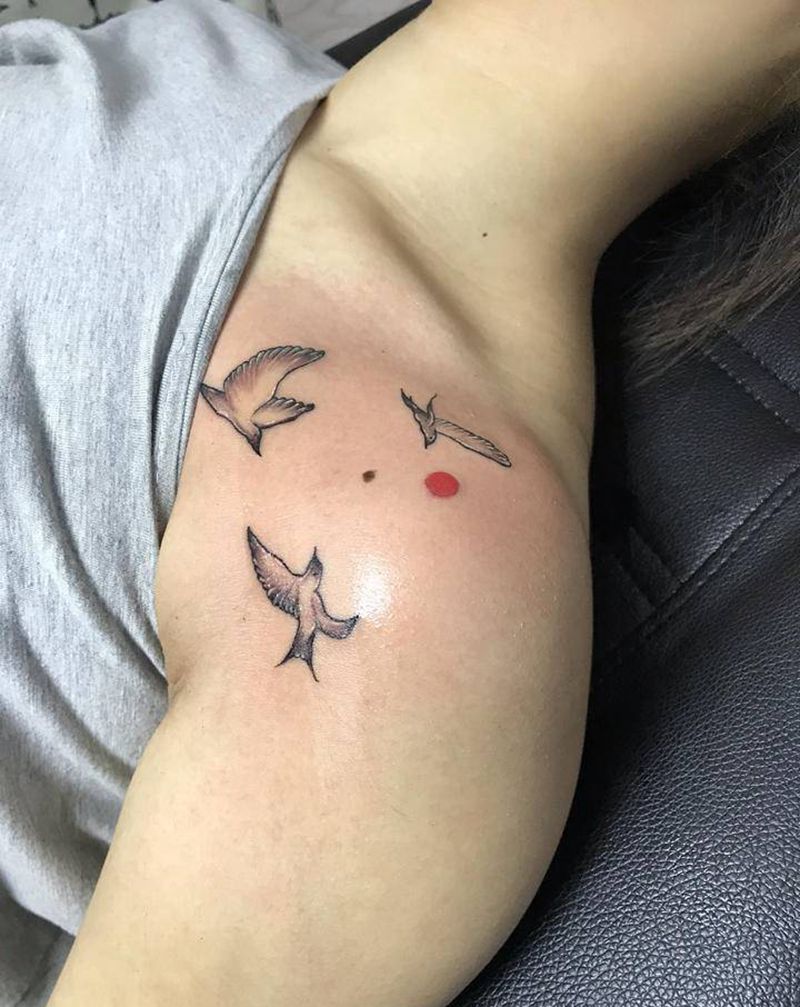 肩部小大雁纹身图片_肩部纹身图案