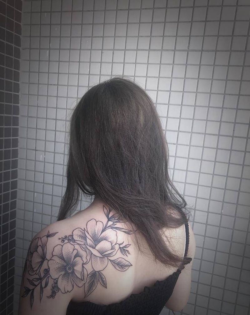肩花纹身图片_肩部点刺纹身图案