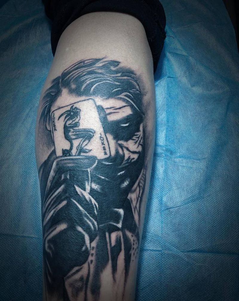 小丑纹身图片_腿部欧美写实纹身图案