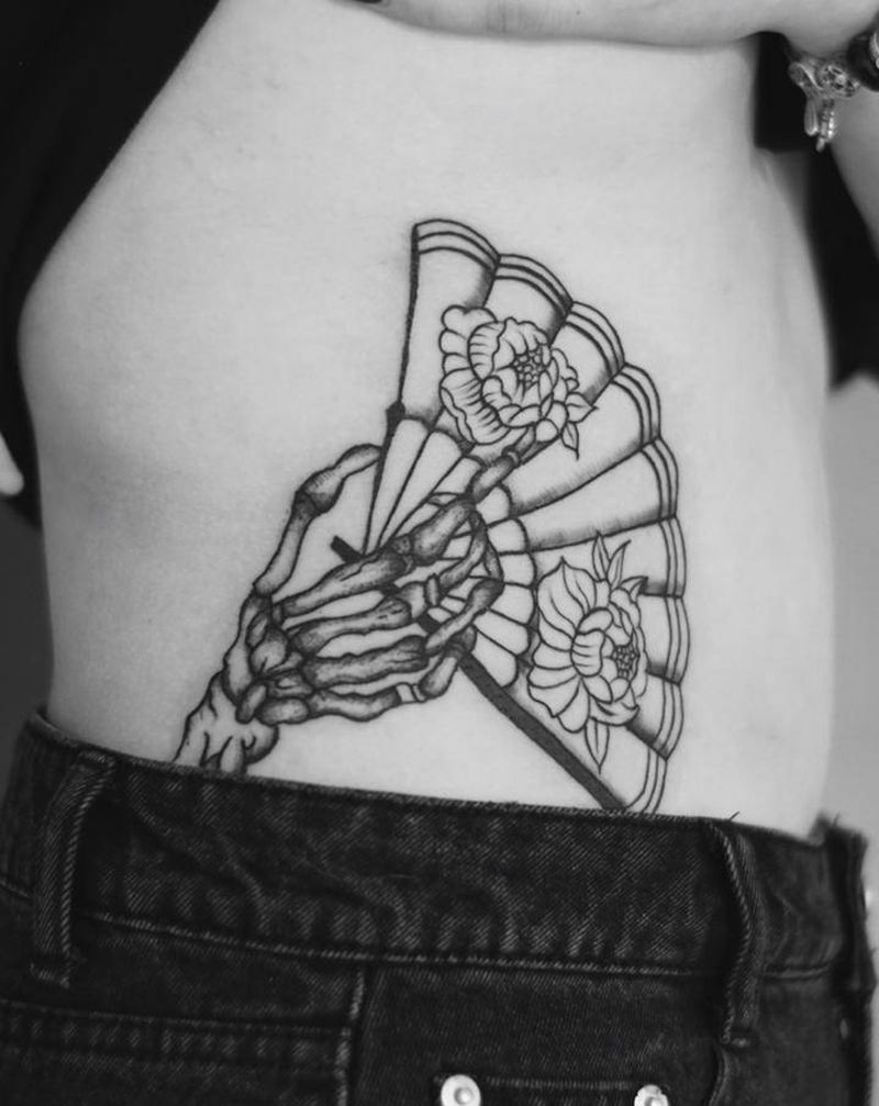 扇子纹身图片_背部腰部几何纹身图案