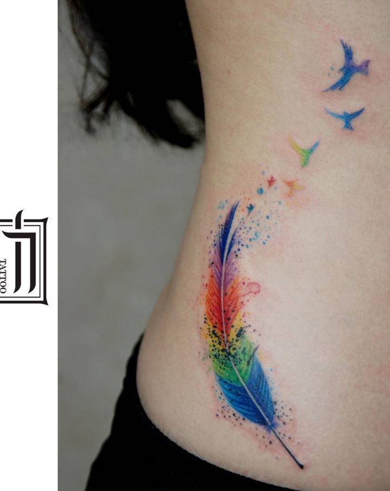 羽毛纹身图片_腰部欧美写实水彩纹身图案