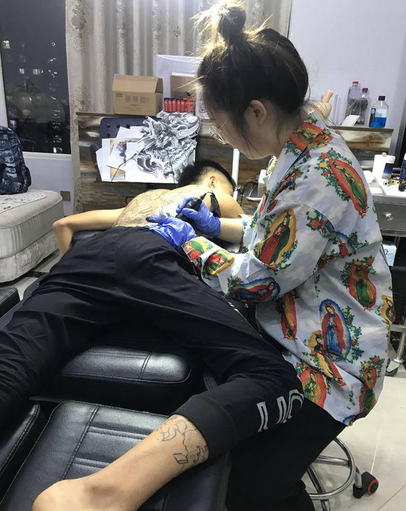 徒弟工作ing纹身图片_背部纹身图案
