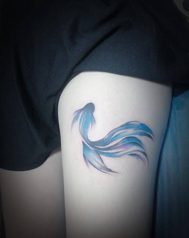 金鱼纹身图片_腿部水墨纹身图案