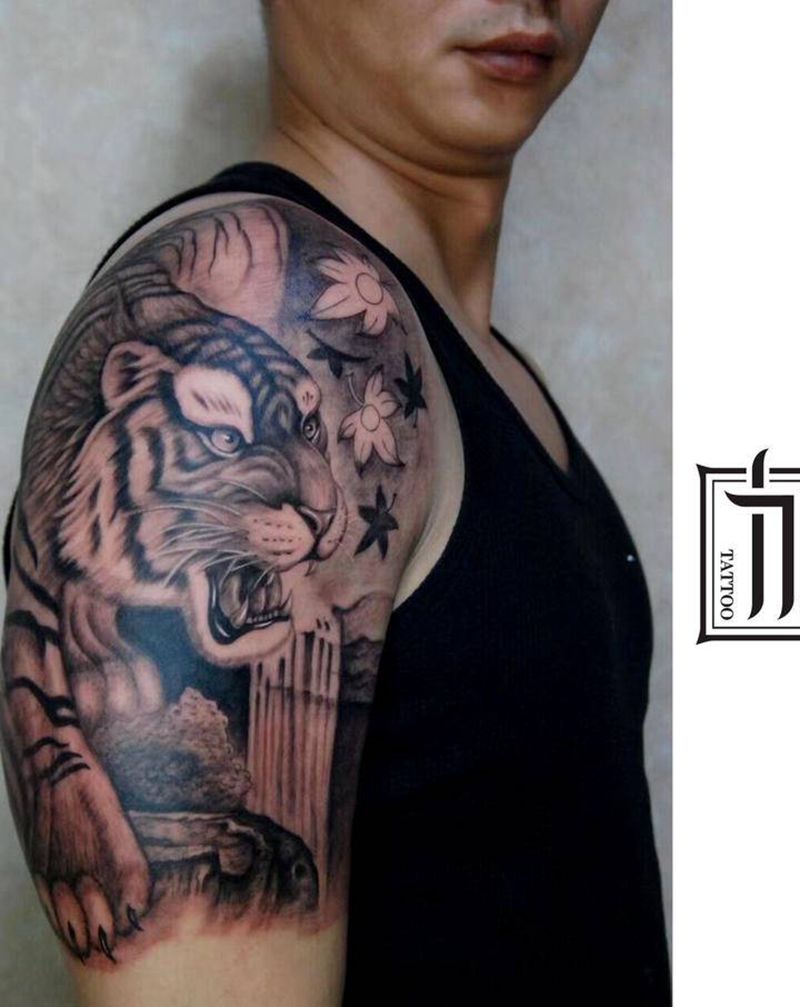 老虎纹身图片_肩部新传统纹身图案