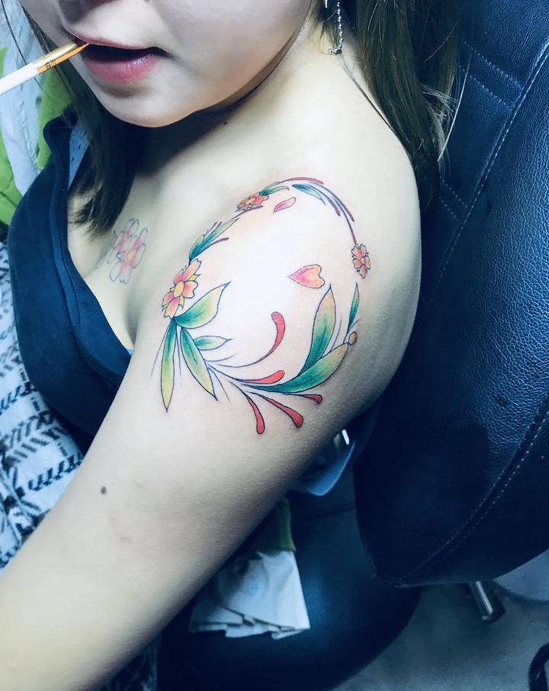 美女肩膀花环纹身图片_肩部纹身图案