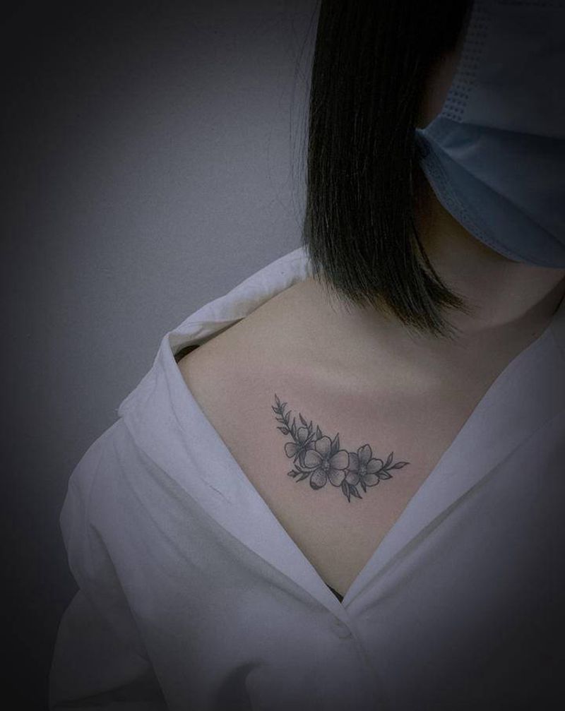 锁骨小花纹身图片_肩部点刺纹身图案