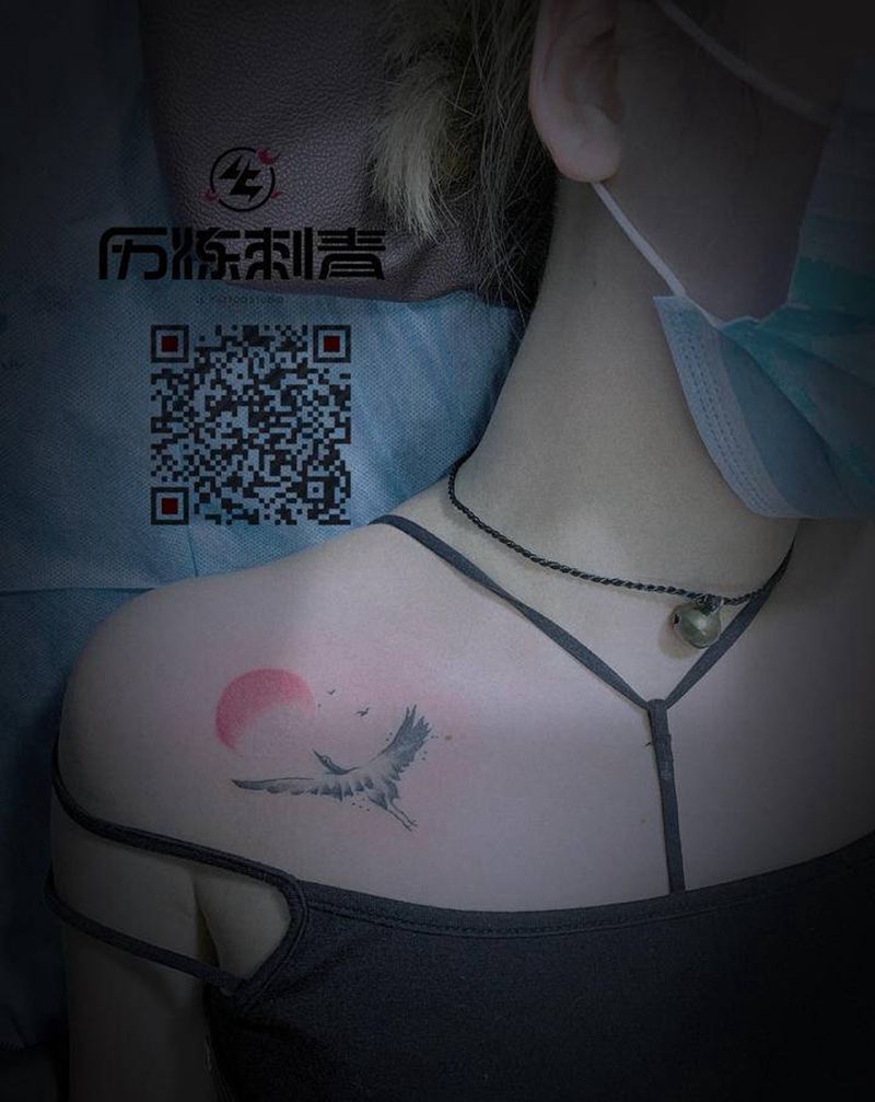 鹤纹身图片_肩部水墨纹身图案
