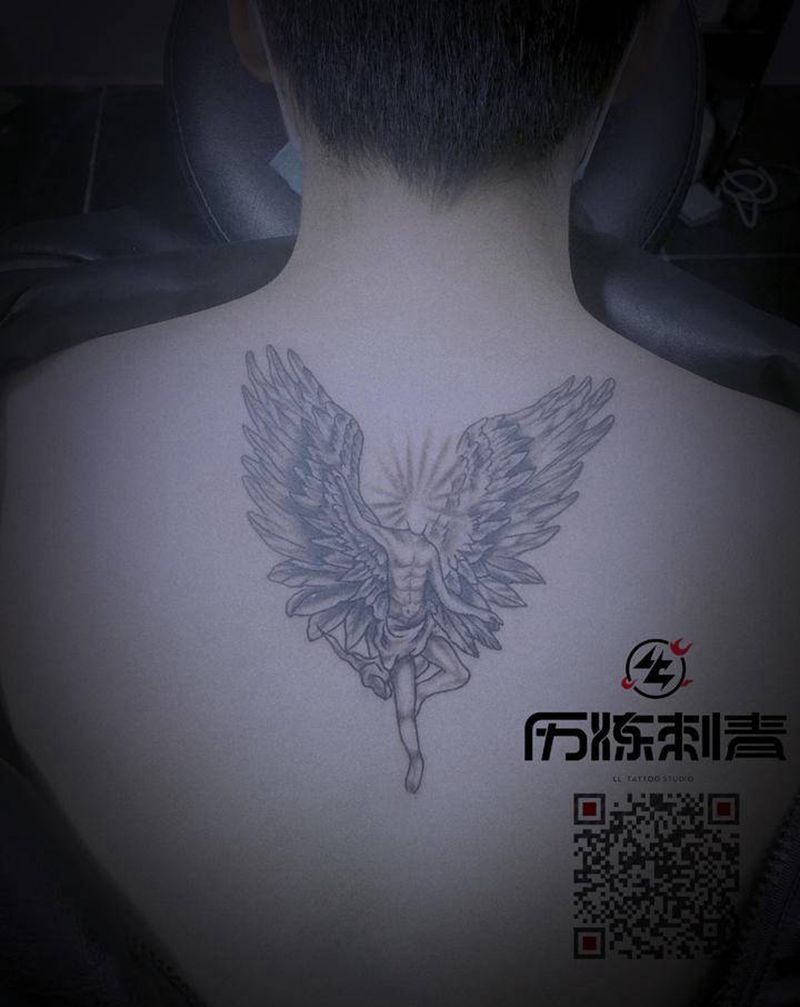 天使纹身图片_背部New School纹身图案