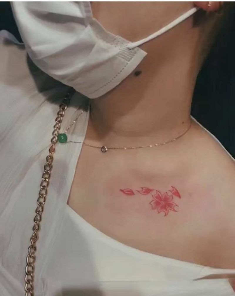 锁骨花纹身图片_肩部纹身图案