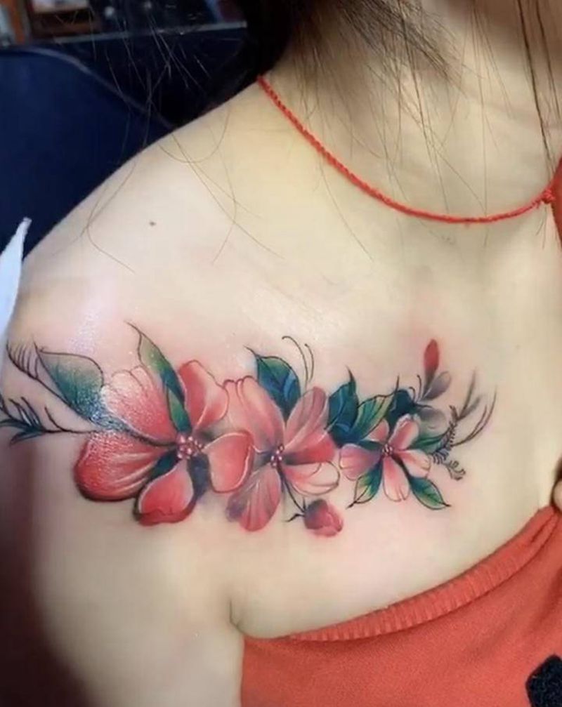 肩到锁骨花纹身图片_肩部纹身图案