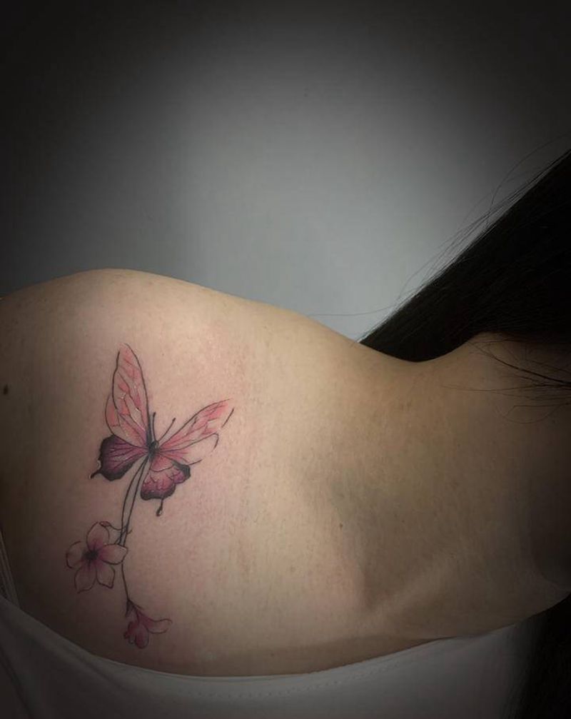 蝴蝶纹身图片_胸部水彩纹身图案