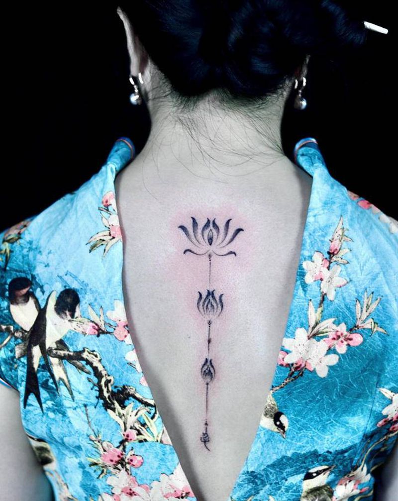 水墨莲花纹身图片_背部水墨纹身图案