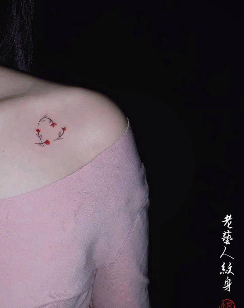 小花花纹身图片_肩部纹身图案