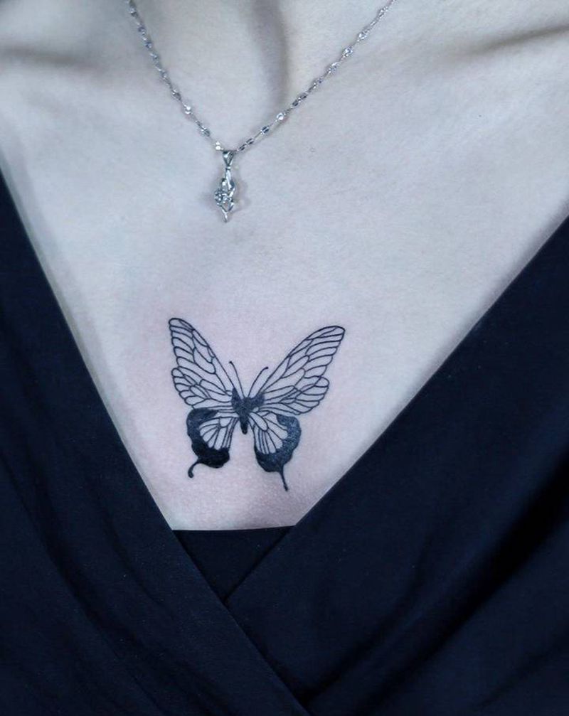 蝴蝶纹身图片_胸部纹身图案