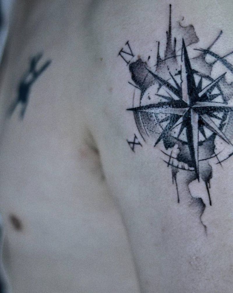 指南针纹身图片_水墨纹身图案